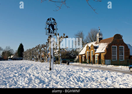 Weald village, Kent, Regno Unito dopo nevicata Foto Stock