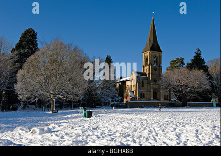 La Chiesa di San Pietro, Southborough, Kent, Regno Unito vede nella neve dal Comune Southborough Foto Stock