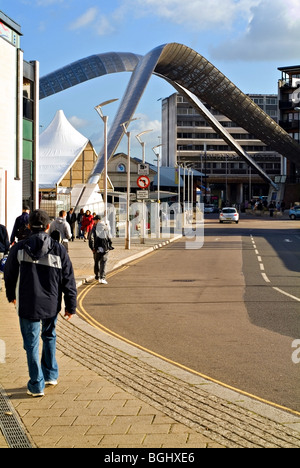 Vista del Frank Whittle arch a Coventry city centre Foto Stock