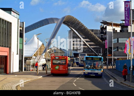 Vista del Frank Whittle arch a Coventry city centre Foto Stock