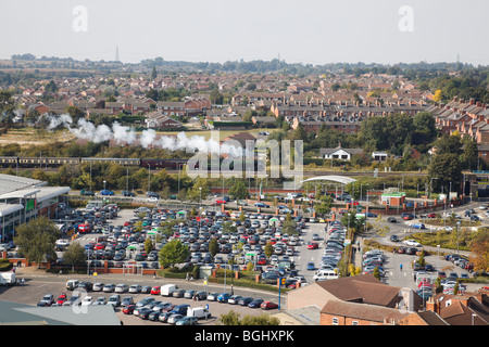 Vista aerea del supermercato Grantham Asda, con il treno a vapore "Tornado" sullo sfondo. Foto Stock