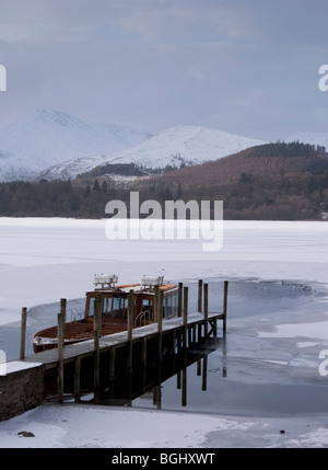 Barca legato al jetty di Derwent Water in Keswick circondato da ghiaccio. Foto Stock