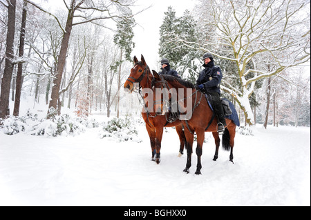 Polizia a cavallo nel parco invernale Foto Stock