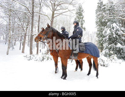 Polizia a cavallo nel parco invernale Foto Stock