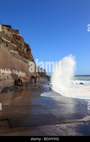 Oceano atlantico ondata di colpire le scogliere e le rocce dell'isola di Madeira, Portogallo, Europa. Foto di Willy Matheisl Foto Stock