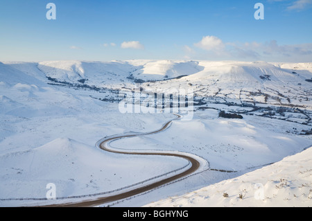 Strada tortuosa che conduce a Edale da mam tor con neve profonda Derbyshire Peak Park England Regno Unito GB EU Europe Foto Stock