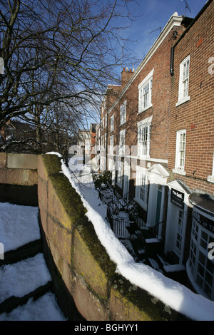 Città di Chester, Inghilterra. Una vista pittoresca del ponte inferiore Street vista da Bridgegate, sulla città di Chester parete. Foto Stock
