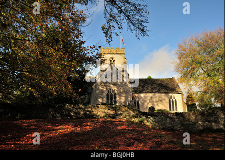 MINSTER LOVELL, OXFORDSHIRE, Regno Unito - 03 NOVEMBRE 2009: Vista esterna della chiesa di St Kenelm nel villaggio Foto Stock