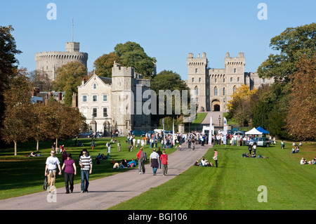 Vista del Castello di Windsor dal lungo cammino, Windsor, Berkshire, Inghilterra Foto Stock