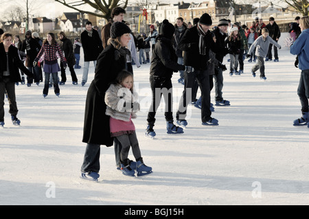 Persone pattinaggio sul Palazzo di Hampton Court pista di pattinaggio,Surrey, Inghilterra Foto Stock