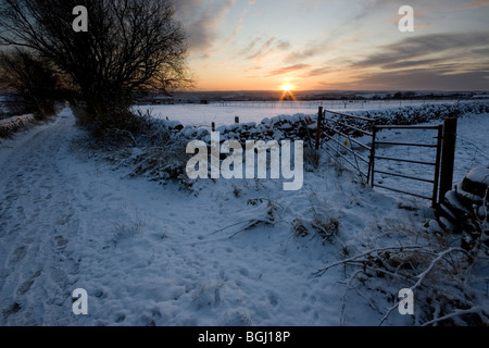 Un tramonto in inverno sul mori sopra Guiseley, vicino a Leeds in West Yorkshire Foto Stock