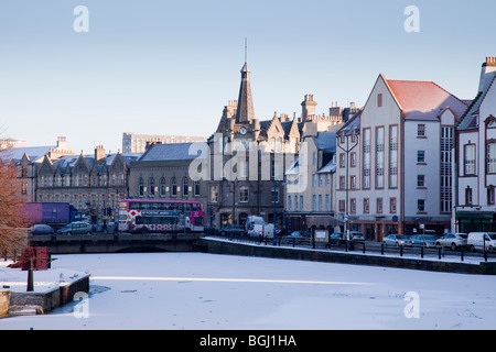 L'acqua di Leith ghiacciato presso la riva, Edimburgo, Scozia. Foto Stock