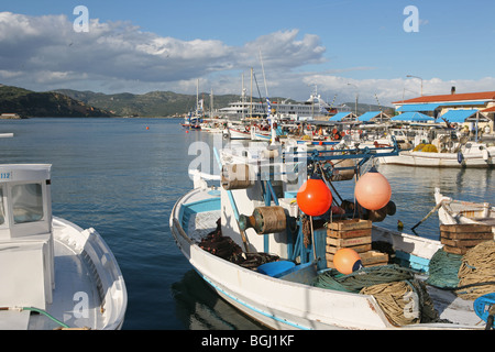 Barche da pesca nel sole a Gytheio Githio harbour Peleponnese Grecia Foto Stock