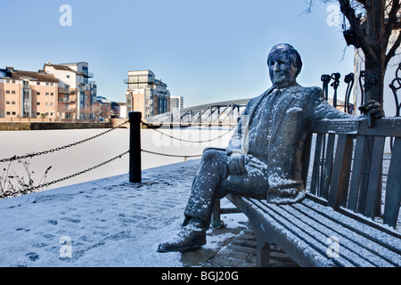 Sandy Irvine Robertson OBE 1942-1999, mercante di vino, carità promotore, fondatore della Scottish Business Achievement Award. La sua statua in bronzo a riva, Edimburgo, raffigurato mentre congelati nel gennaio 2010 Foto Stock