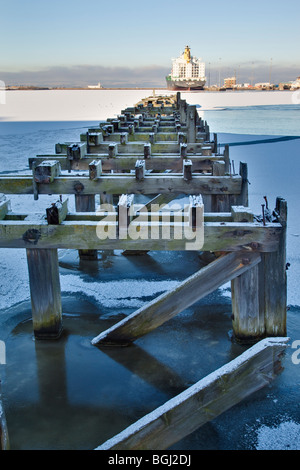 Vecchio peir a Leith Docks ghiacciato Foto Stock