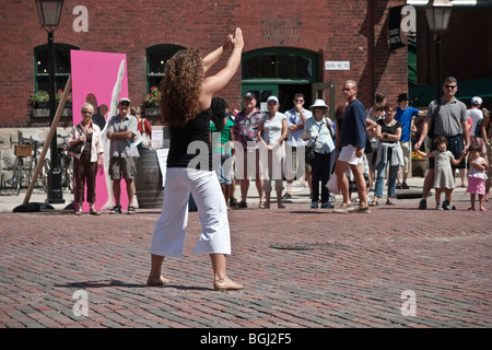 La danza moderna performance alla Historic Distillery District a Toronto in Canada Foto Stock