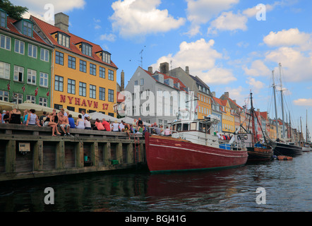 Nyhavn è un colorato del xvii secolo waterfront, canal e il famoso quartiere dei divertimenti di Copenhagen, Danimarca. Foto Stock