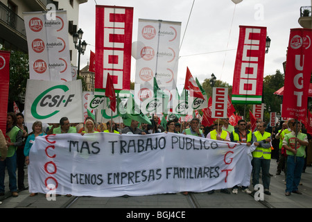 I sindacati marzo a Siviglia, Spagna, protestando la disoccupazione e per chiedere supporto per lavori pubblici e meno imprese familiari Foto Stock