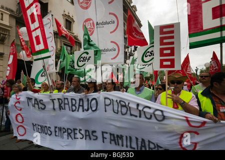 I sindacati marzo a Siviglia, Spagna, protestando la disoccupazione e per chiedere supporto per lavori pubblici e meno imprese familiari Foto Stock