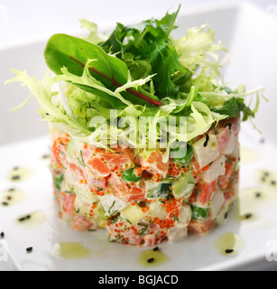 Insalata con salmone, caviale e rucola su sfondo bianco Foto Stock