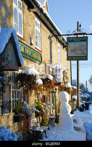 OXFORDSHIRE, Regno Unito. Il Newlands Inn di Eynsham vicino a Witney. L'inverno 2010. Foto Stock