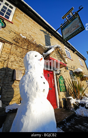 OXFORDSHIRE, Regno Unito. Un pupazzo di neve al di fuori del Newlands Inn public house di Eynsham. 2010. Foto Stock
