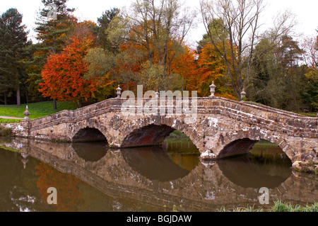 Una classica arcuata di ponte in pietra i motivi di Stowe giardini paesaggistici Foto Stock