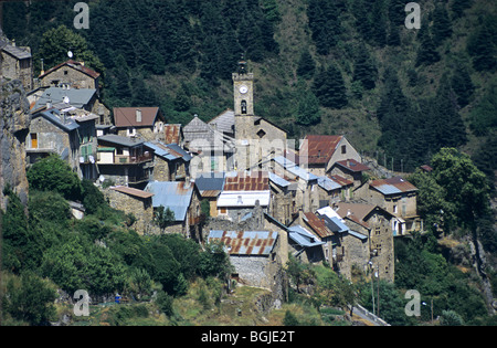 Vista su Roubion, un villaggio alpino arroccato o villaggio di montagna nella valle Tinée, Alpi francesi inferiori, Alpi Marittime, Francia Foto Stock