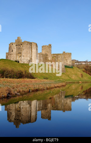 Kidwelly Castle riflessa nel fiume Gwendraeth Carmarthenshire Galles Cymru REGNO UNITO GB Foto Stock