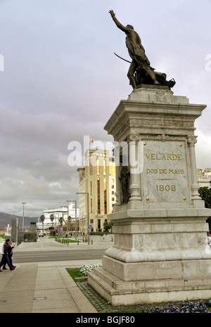 Statua di Pedro Velarde, Plaza Porticada nella città di Santander, Cantabria, Spagna. Foto Stock