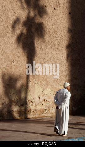 Un uomo cammina attraverso la vecchia medina pareti in essaouira marocco Foto Stock