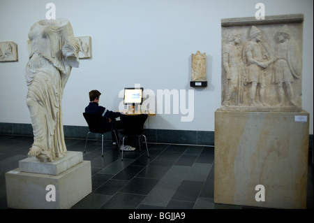 Computer visitatore impara educare Berlino Pergamon Museum tempio 2009 1989 DDR Germania unificata in avanti positivo la storia la Guerra Fredda Wa Foto Stock