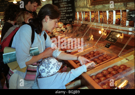 Turisti torte di acquisto in un negozio in un villaggio nella Finisterre Bretagna Francia Foto Stock