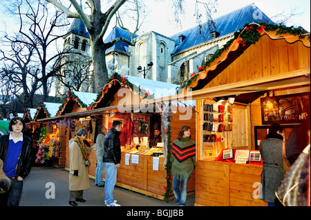 Parigi, Francia, lo Shopping di Natale, le persone al tradizionale Mercato di Natale, la chiesa di Saint Germain des Prés Foto Stock