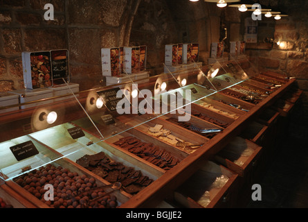 Cioccolatini sul display specialista in negozio di cioccolato in Locronan village nella Finisterre Bretagna Francia Foto Stock