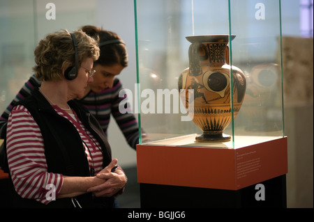 Berlino Pergamon Museum Visitor studio appaiono Anfora tempio 2009 1989 DDR Germania unificata in avanti positivo storia guerra Guerra Fredda en Foto Stock