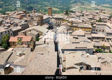 Guardando la Croce e i tetti della città di Orvieto, Umbria, dalla Torre del Moro Foto Stock