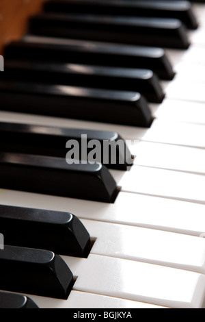 Dettaglio del bianco e del nero di tasti di pianoforte nel montante formato ritratto. una illustrazione musicale o il concetto di musica Foto Stock