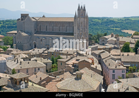 Guardando la Croce e i tetti della città di Orvieto, Umbria, dalla Torre del Moro, con la Cattedrale che domina Foto Stock