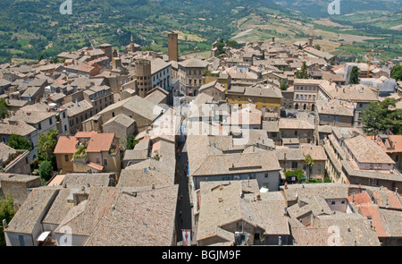 Guardando la Croce e i tetti della città di Orvieto, Umbria, dalla Torre del Moro Foto Stock