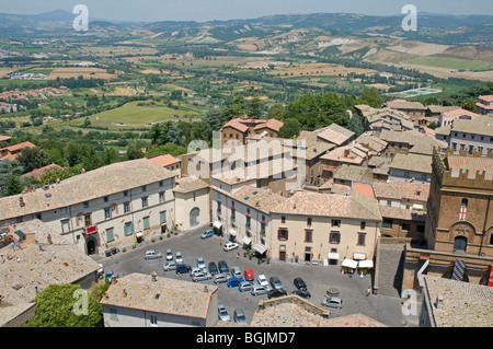 Guardando la Croce e i tetti della città di Orvieto, Umbria, dalla Torre del Moro Foto Stock