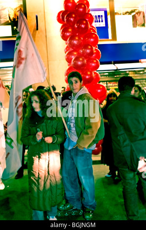 Parigi, Francia - 1 DICEMBRE, GIORNATA MONDIALE DELL AIDS, anti AIDS dimostrazione, Francese Teens, Manifestazione d'Act Up, 'Migrants contre le SIDA Foto Stock