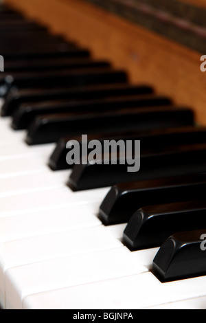 Dettaglio del bianco e del nero di tasti di pianoforte nel montante formato ritratto. una illustrazione musicale o il concetto di musica Foto Stock