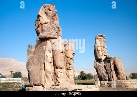 I Colossi di Memnon vicino alla Valle dei Re sulla riva occidentale del fiume Nilo in Egitto Foto Stock