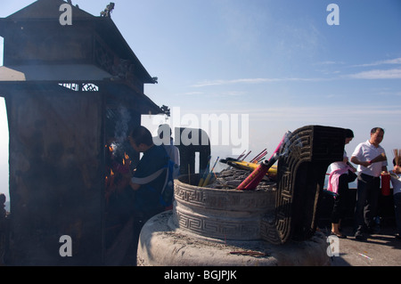 Adoratori di bruciare incenso presso il Tempio Tiantai o Ksitigarbha tempio buddista. Jiuhua Shan, provincia di Anhui, Cina. Foto Stock