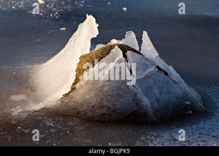 Rotto il ghiaccio sulla roccia in primo piano al Mar Baltico winterly costa al Ezurgu scogliere in Vidzeme Lettonia Foto Stock