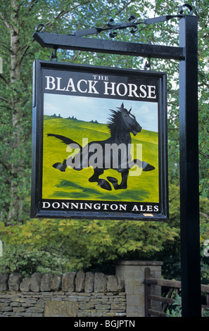 Pub segno per il cavallo nero nel villaggio Costwold di Naunton, Gloucestershire, Inghilterra Foto Stock