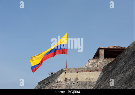 Colombiano battenti bandiera da Castillo de Felipe de Barajas Foto Stock