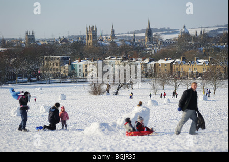 Lo skyline di Oxford visto da una soleggiata parchi del Sud Foto Stock