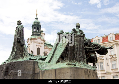 Jan Hus monumento in Piazza della Città Vecchia con la chiesa in background di Praga Repubblica Ceca Foto Stock